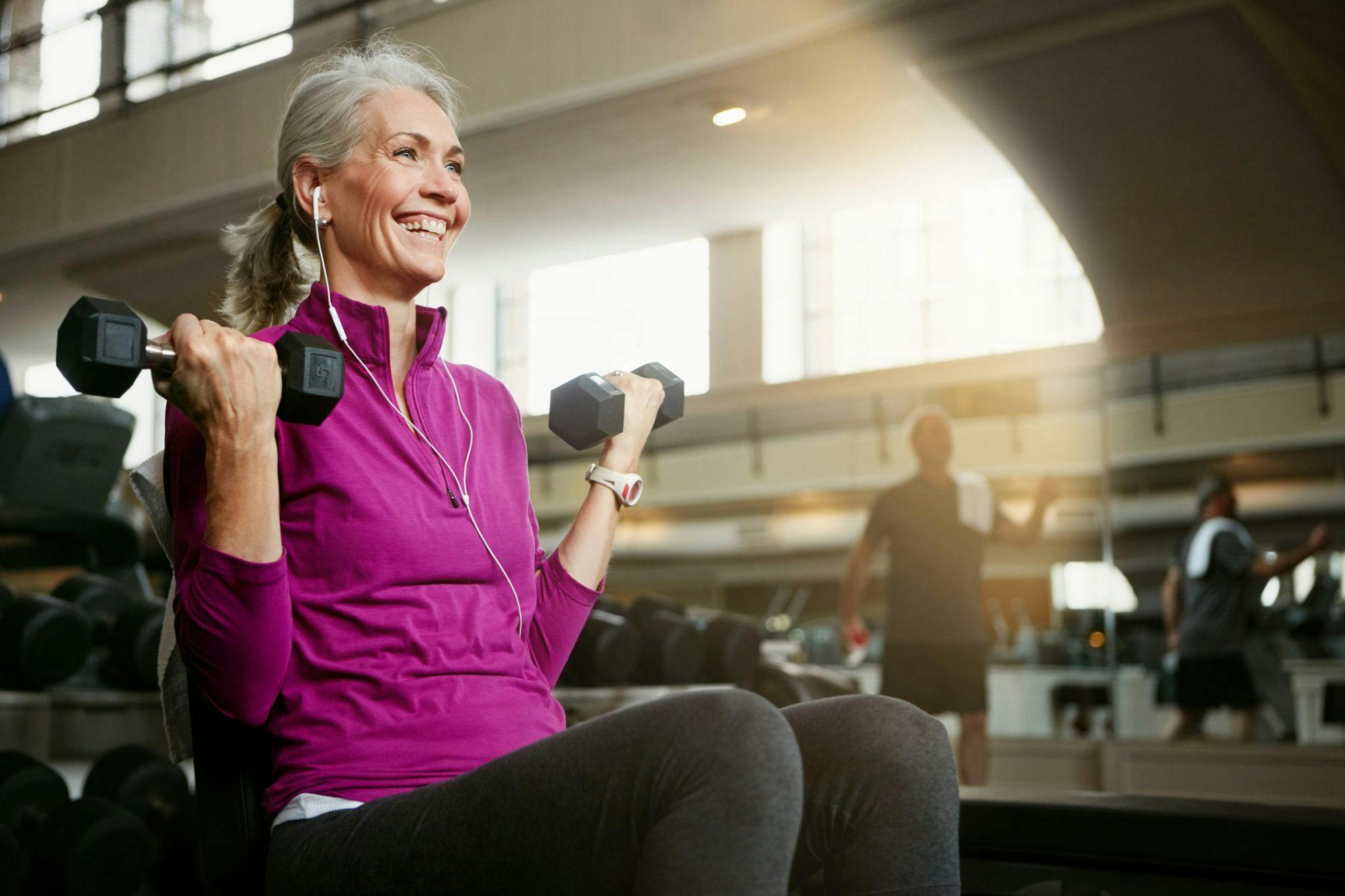 Äldre kvinna tränar styrketräning